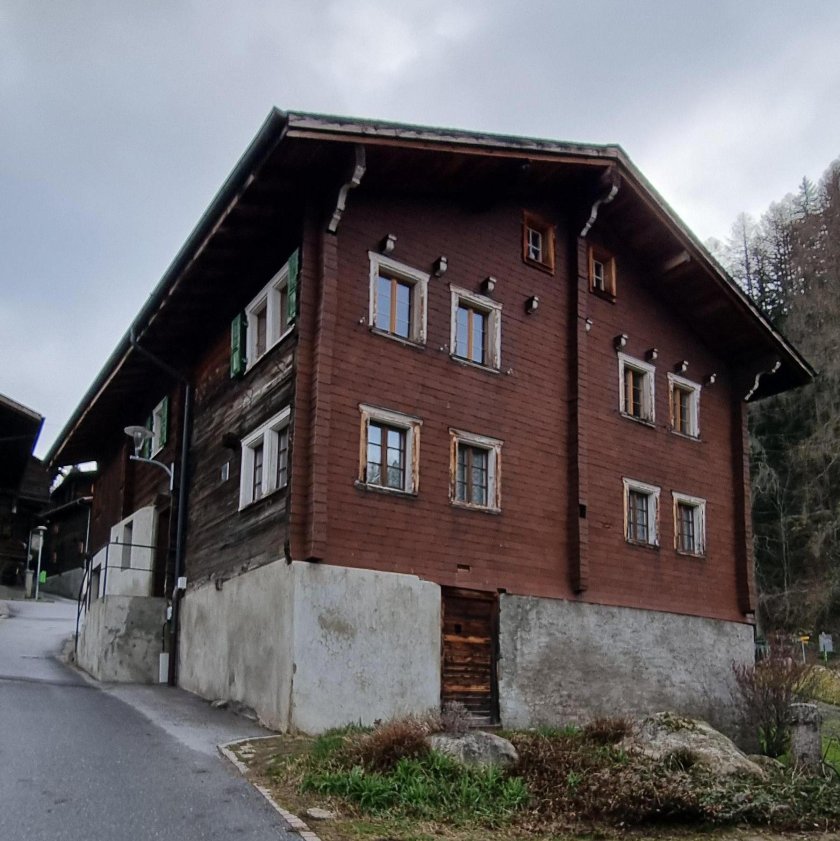 Gebäudehülle vor der Sanierung mit Eternitverkleidung und Fensterverkleidungen aus den 1950er Jahren.