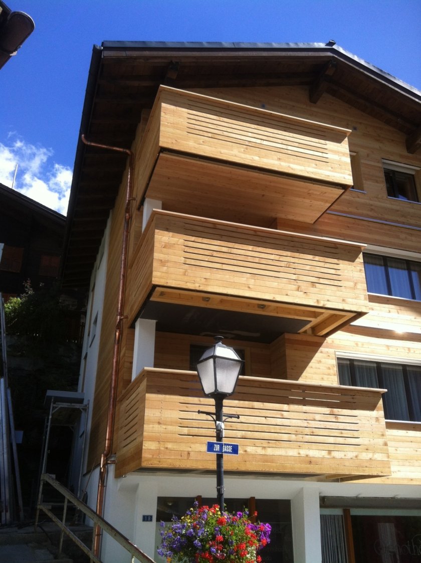 Hauptfassade nach Sanierung & Balkonerweiterung - Aussendämmung und -verkleidung in sägeroher Lärche