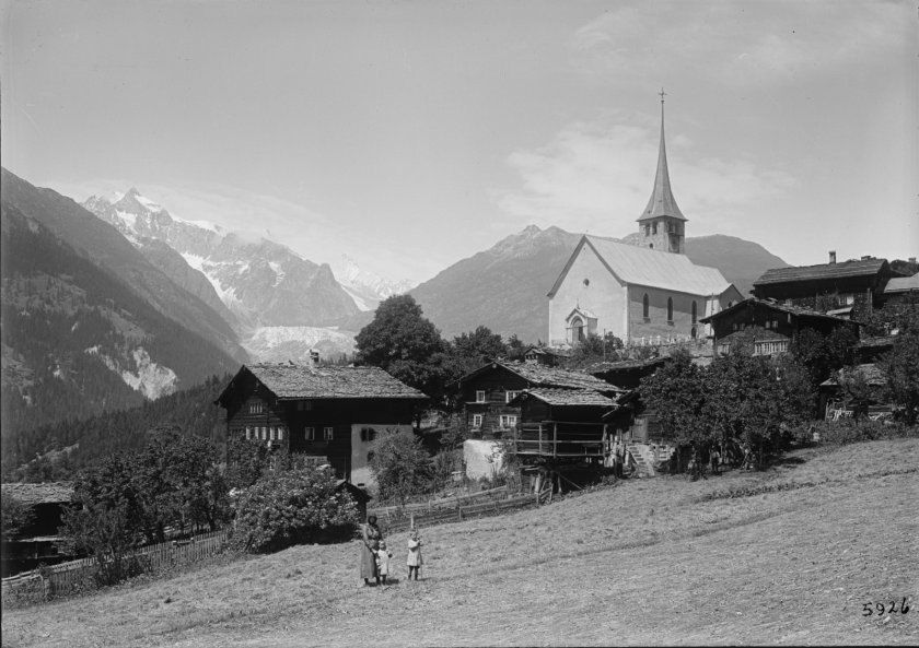 Fotografie Rudolf Zinggeler (1864-1954) - Hüs uf dr Flüe 6 in Bildmitte mit Speicher, Hausgarten und Waschhaus - Foto Bundesarchiv