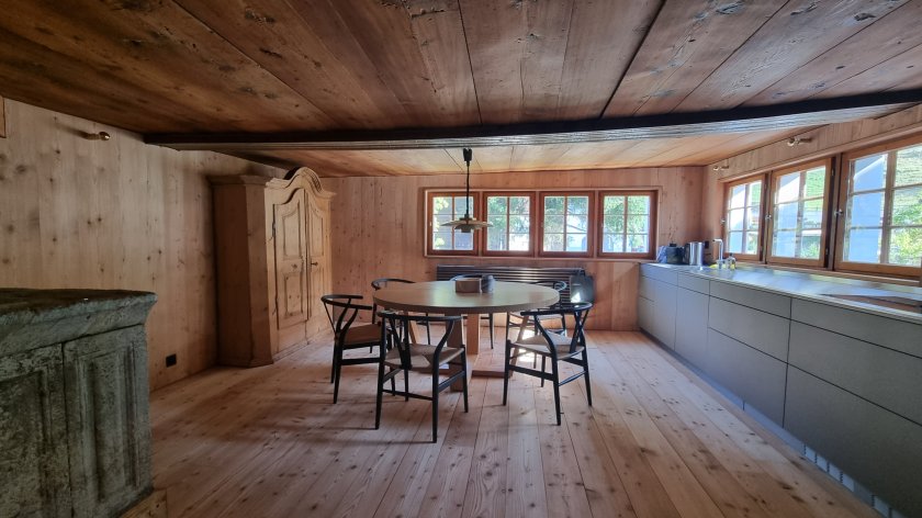 Vorderhaus im EG nach Umbau, Restauration Giltsteinofen und Einbau Küche