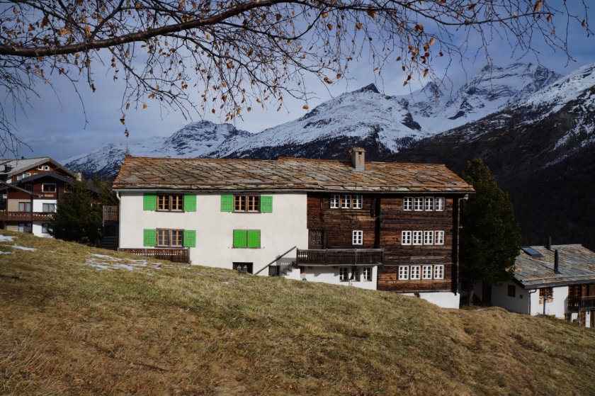 Sanfte Sanierung der Gebäudehülle und Innenräumen eines Walliserhauses aus dem 18. Jahrhundert.