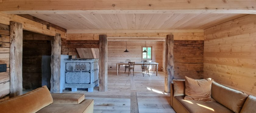 Stube mit saniertem Giltsteinofen und Riemenboden aus Massivholz des ursprünglichen Estrichbodens.