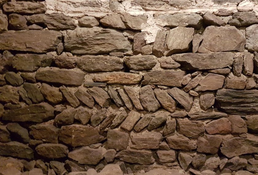 Detail Trockenmauerwerk im Ährenverbund Erdkeller.