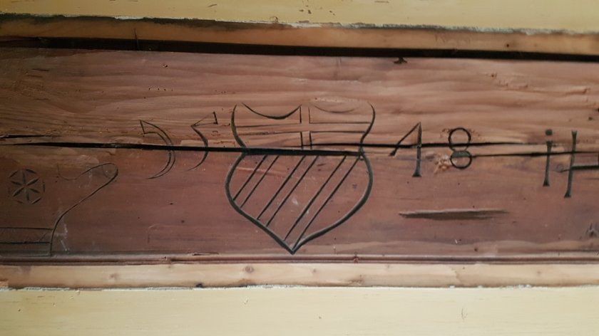 freigelegter Dielbaum mit spiegelverkehrtem Schinerwappen