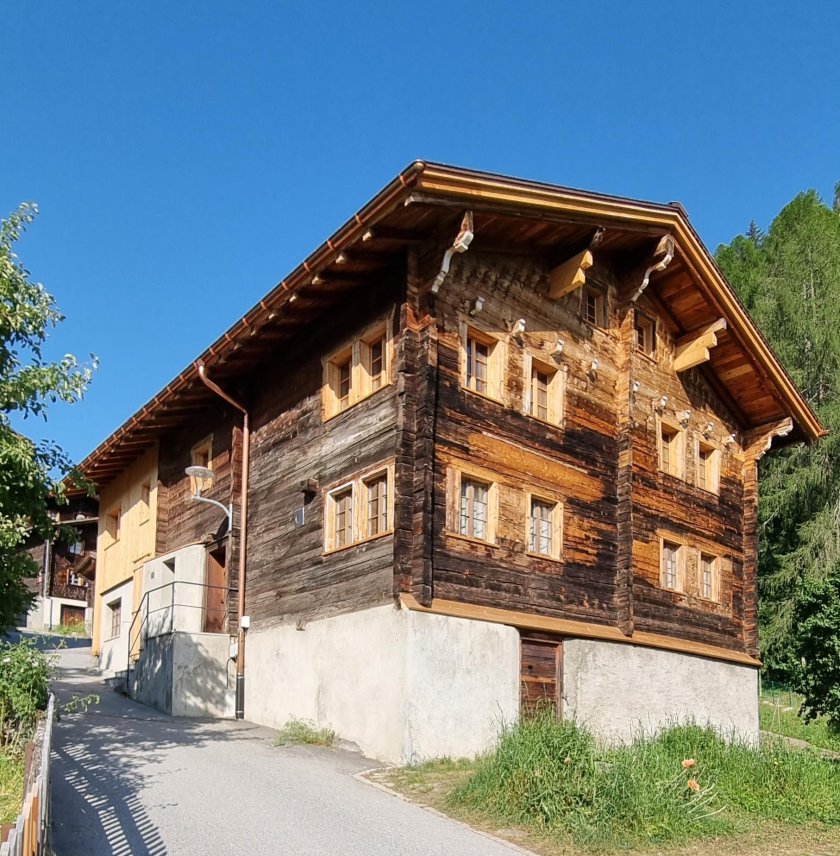 Die historische Lärchenfassade wurde freigelegt und die Fenstereinfassungen der 50er Jahre rückgebaut.