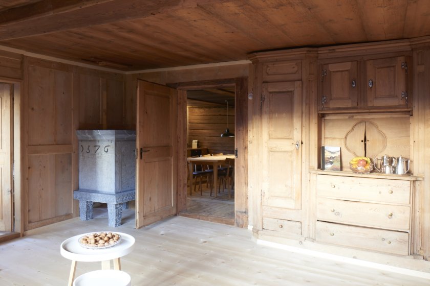 Stube Erdgeschoss mit restauriertem Buffet von 1822 und Giltsteinofen von 1576 - Foto Nadia Neuhaus